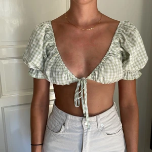 Topp - Ljusgrön topp med blommor 