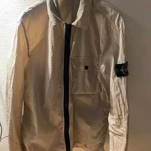 Stone Island - Säljer min stone island overshirt då den inte passar mig så bra. Den är köpt på NK i Göteborg.Har haft på mig den ett par gånger Skick 8/10