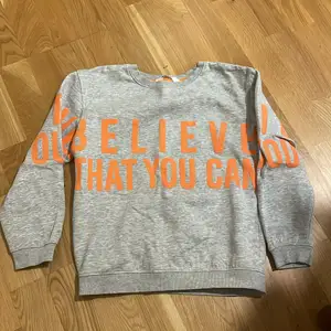 Grå sweatshirt med tryck för pojkar från H&M. Storlek: 134/140