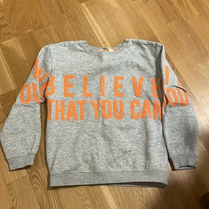 Grå sweatshirt med tryck - Grå sweatshirt med tryck för pojkar från H&M. Storlek: 134/140