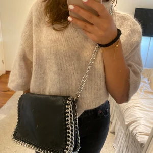 tiamo väska - säljer min fina Tiamo väska 💗köpt från scorett, nypris 500kr !! fortfarande i mycket bra skick och passar perfekt till att matcha outfits nu till hösten 💕