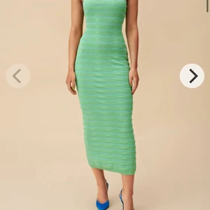 Adoore klänning - Hej, säljer den slutsålda Tube dress long green i storlek XS/34. Säljer den pga jag tycker att den är för lång för mig (är 160). Använd endast 2 gånger. Pris 900 (nypris 1395).