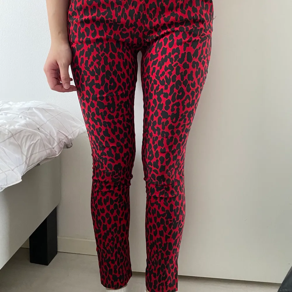 Animal print pants from zara. Used once in size Xsmall . Jeans & Byxor.