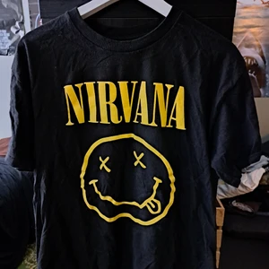 Nirvana tshirt - Lyssnar inte på den längre så använder inte tröjan. Nästan helt ny men va svindyr när jag köpte den, men såklart lägger jag ut den för kompispris ;) clean, passar till allt