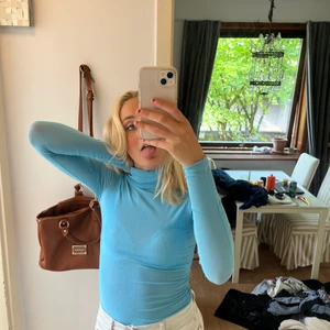 Blå boddie  - Så snygg boddie från rebecca Stella både till fest eller vardag. Turkosblå är den i färgen. Storlek xs-s skulle jag säga. Lite för liten till mig som är m/l. Nypris 399