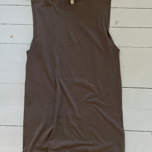 Simple klänning  - Super gullig simple klänning från hm. Passar till allt. Kan även användas som topp (om instoppad i byxorna) 