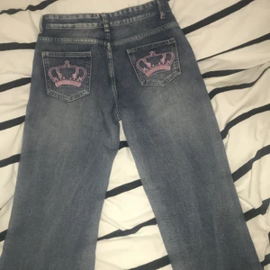 Jeans  - Jätte fina byxor från SHEIN aldrig använda bara testat i storlek S passar 165 lite för långa för mig som e 162 köparen står för frakten men om de e i Stockholm kan jag tänka mig se köparen någon stans i Stockholm 