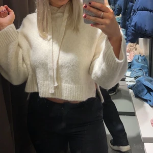 Stickad hoodie - Stickad hoodie från zara köpt förra hösten, knappt använd!!