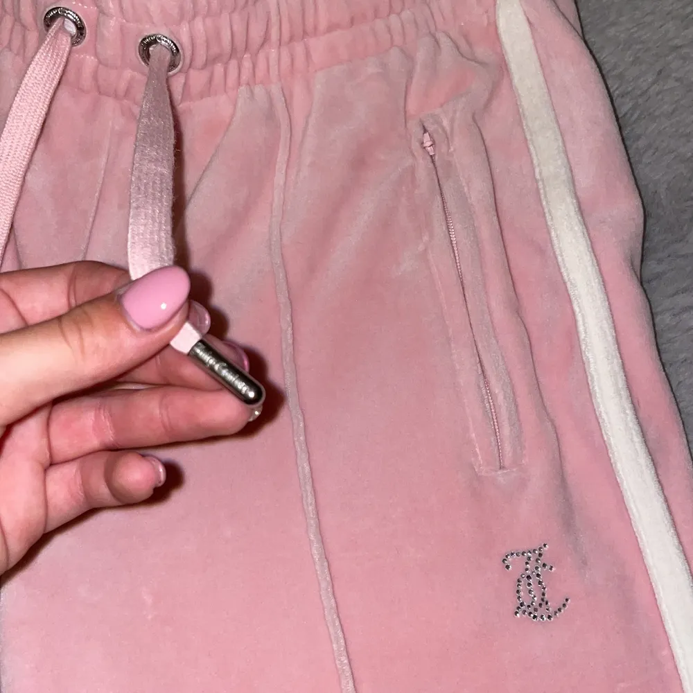 Intressekoll på mina ljusrosa juicy couture ❤️ Dem är knappt använda ich helt utan skador❤️ materialet är som när det kom🫶🏻 Har även tröja till!! Vet inte än vad frakten är på❤️. Jeans & Byxor.