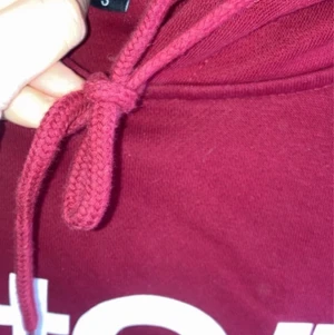 röd dirtcült - säljer min dirtcült hoodie i färgen röd då den aldrig kommer till användning tröjan är använd men i fint skick! nypris runt 500