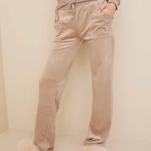 Juicy couture byxor - Jättefina helt oanvända byxor från juicy couture i färgen beige/taupe. Storlek M/L. Köptes för 1099 men säljer för 700! Skriv privat för mer bilder💕