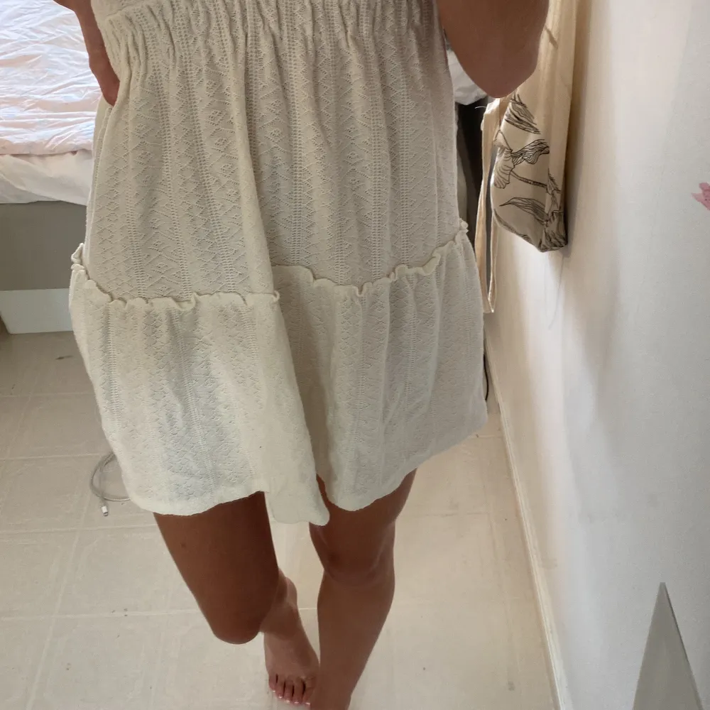 Söt sommarklänning från pull & bear! Ser fläckig ut på bilden men det är bara ljuset💕 använd max 2 gånger.. Klänningar.