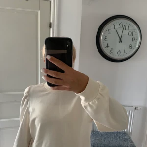 Sweatshirt  - Beige sweatshirt hm, mycket bra skick. Aldrig använd. Kan mötas upp. Xs men passar xs-m 