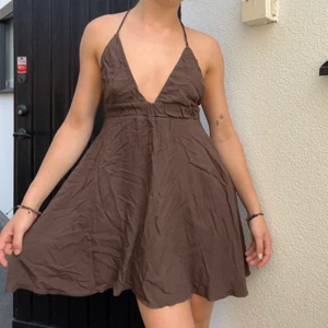 Brandy Melville Klänning - Söt brun klänning som inte kommer till användning, skriv för fler bilder eller frågor! Jag är 175, pris kan diskuteras <3