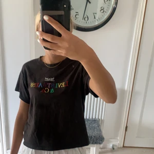 Levis t-shirt - Cool T-shirt från Levis. Säljer pga kommer en till användning längre. Xxs men passar mig som bär s. Skriv för fler bilder
