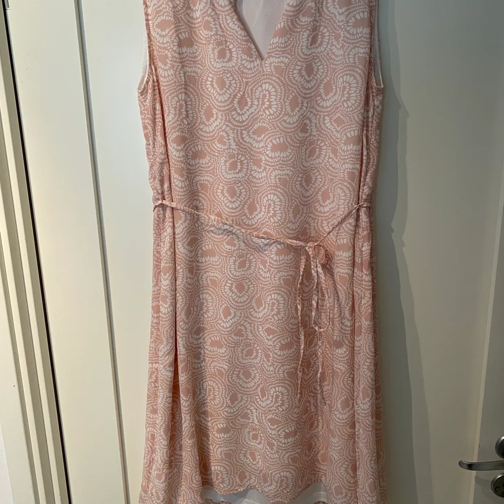 Rosamönstrad klänning från MQ i märket 365, storlek S. Mycket fint skick, nästan aldrig använd. Knälång men lite längre i bak. . Klänningar.