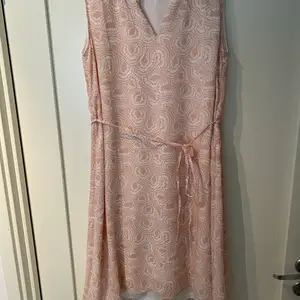 Rosamönstrad klänning från MQ i märket 365, storlek S. Mycket fint skick, nästan aldrig använd. Knälång men lite längre i bak. 