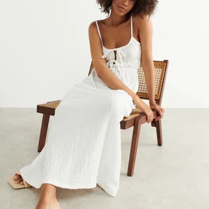 Långklänning från Gina - Vit långklänning, inköpt i år från Gina tricot Använd en gång