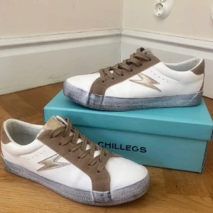 Skor  - Ett par snygga sneakers i nyskick, säljer pga är för små❤️ pris kan diskuteras💞💞