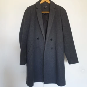 Zara Rock Strl XS - Grå rock från Zara i storlek XS, i fint skick. Nypris 699:- 