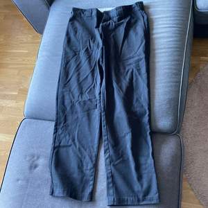 Ett par svarta Dickies 874, ser lite dammiga ut på bilden för jag inte har använt dom på länge, tvättar innan jag skickar. Har inget täcken på wear. Str: W36 L32 