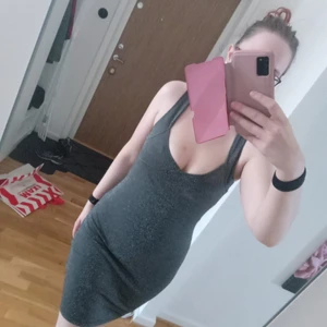 Amisu klänning - 💥Klänning från Amisu till salu. Den är glittrig, stretchig samt figurnära med fin urringning. Tyvärr kliar tyget på mig så har endast använt den en gång. Där är ett par lösa trådar, därav lågt pris. 