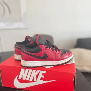 Air Jordan 1  - Säljer mina Air Jordan 1 Low i storlek 36.5. I okej skick! Köpta för 2, 100kr. 