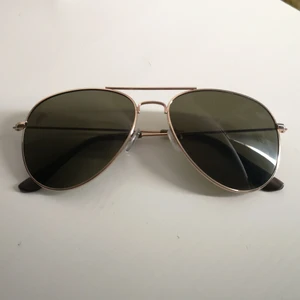 solglasögon  - Snygga solglasögon med grönt tint, vet inte vad det är för märke, hitta dem på second hand. 