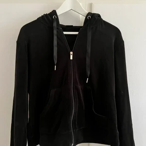 Velour set - Set från Ginatricot i velour. Tröja strl M, shorts strl L. Paketpris 120kr annars 70kr styck. TRÖJA SÅLD ❌