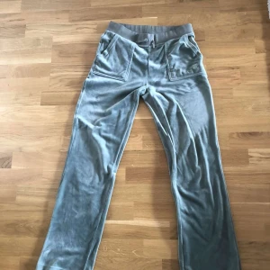 Juciy couture - Säljer dessa Juciy Couture för har ingen användning av de längre. Kontakta mig här på plick för mer bilder