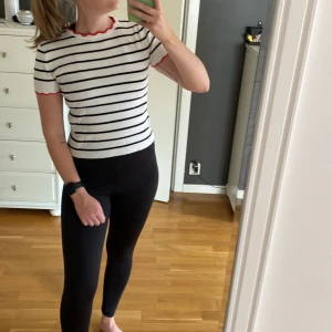 Topp Zara - Randig t-shirt med röda detaljer ifrån Zara. Passar både som storlek S & M.