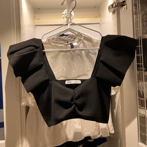 Topp från Zara - Topp från Zara i storlek M. Bara provad! Kan både posta och mötas upp och kan även skicka fler bilder om det önskas💕