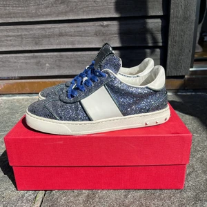 Valentino garavani flycrew glitter sneaker 💙 - Säljer dessa UNDERBARA sneakers från valentino. Säljer då dem tyvärr är för små vilket jag måste inse. Har inget kvitto då jag köpte dem av en annan tjej på Plick. Dem är köpta på fashionette i grunden. Storlek 37,5. Alla nitar är kvar! Frakt tillkommer 💙