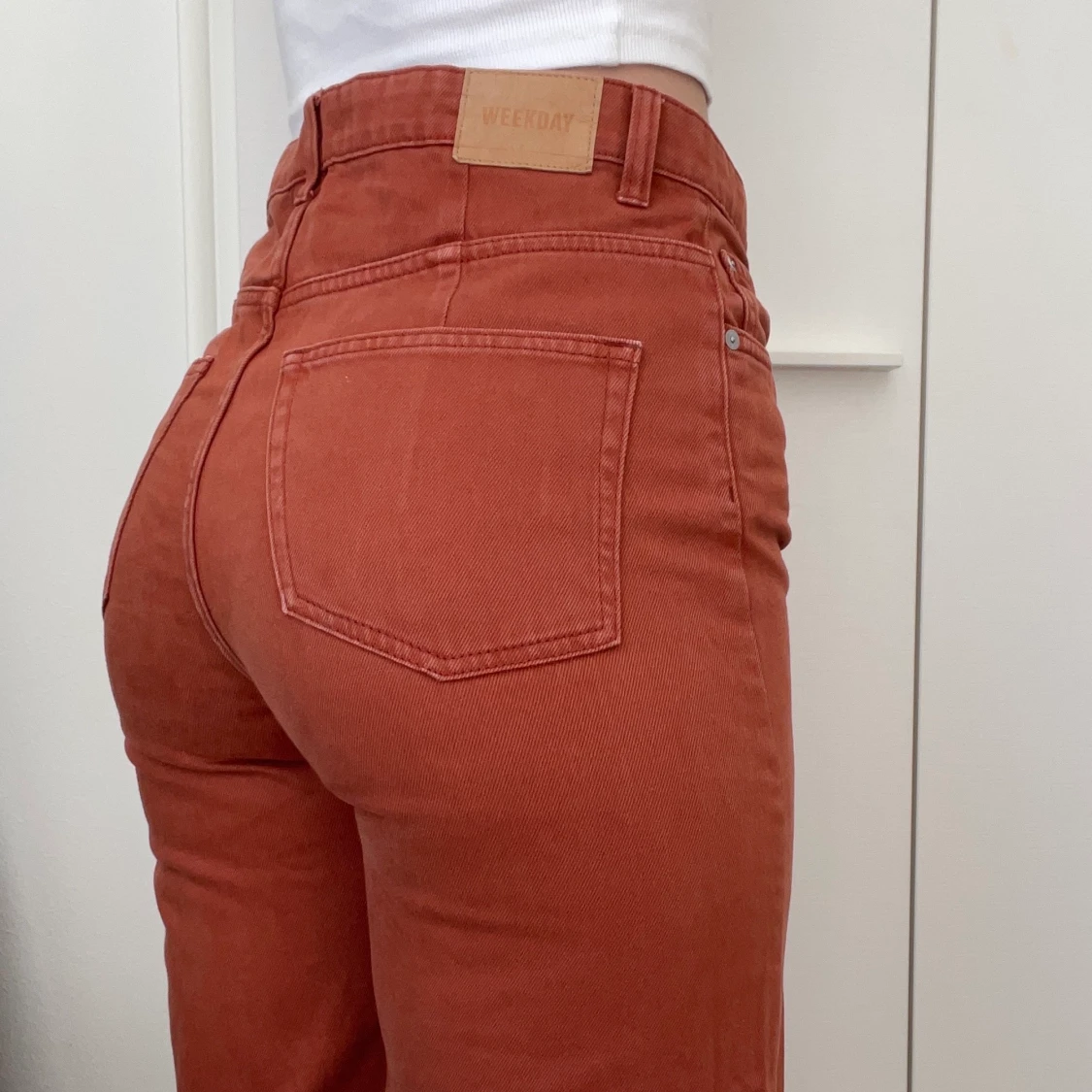 Röda högmidjade Weekday Ace jeans