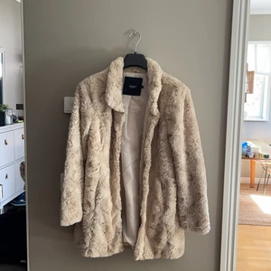 Beige fluffig kappa dam  - En mjuk fluffig kappa från Veronica storlek L, prislappen borttagen men aldrig använd (nyskick), två fickor. 