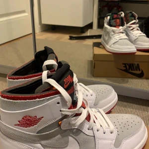Nike Jordan  - Säljer ett par Jordan 1 High Zoom Air oanvänd strl 41, vill nu ha flera bilder på skorna hör av er 