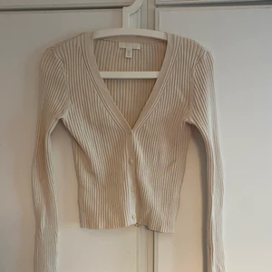 Långärmad topp - Ribbad långärmad topp i beige. 