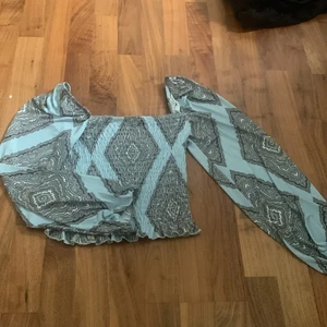 Gina trico tröja  - En kort tröja från Gina i storlek L men passar M .  Sömmen har gått upp lite i ena armhålan men inget som lite nål och tråd inte kan fixa 