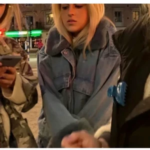 Blå jeansjacka - Säljer min favorit jeansjacka med fluff från missguided, använd fåtal gånger och passar alla från xxs-l men det står att det är 34 i den💕 Högsta bud: 850kr