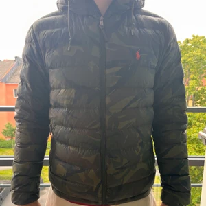 Ralph Lauren dunjacka  - Höst och vårjacka, mycket fint skick, använd sparsamt.  Köparen står för frakt  Nypris 2500