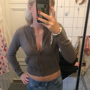 Kofta - Jättefin lite grå/brun aktig kofta från hm! Perfekt plagg att ha i höst!! Storlek M men ganska liten i storleken passar nog S oxå. Hör av dig till mig för mer info❤️❤️