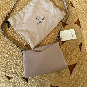 Väska Decadent - Helt ny. Ett fynd!  Nypris 2 600 kr kall vintrig rosa färg med bruna inslag. 