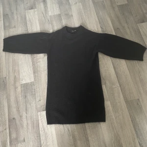 Svart stickat klänning/tröja - En svart stickat klänning/tröja från Kappahl. Jätte mjuk och mysigt.