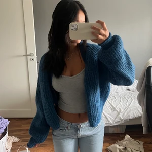 Kofta - Zara  - Suuuper mysig mörkblå stickad kofta, varm till vintern. Lite oversized, passar större & mindre. Köp direkt för 300