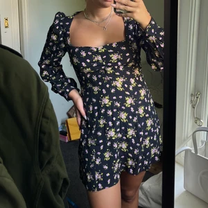 Klänning - Blommig klänning från zara storlek L men skulle snarare säga S/M 