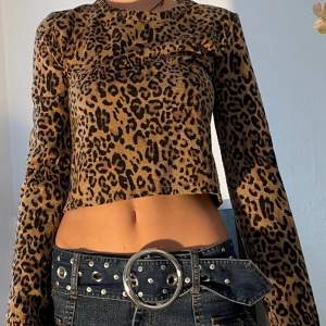 Jätte söt zara tröja med leopard mönster, sitter lite löst och kort i magen. Perfekt för hösten! Använd få gånger köpt runt 2018