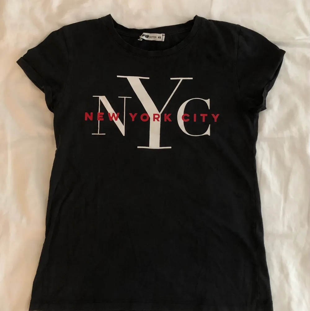 Svart T-shirt med tryck. Köpt på New Yorker. Bra skick.. T-shirts.