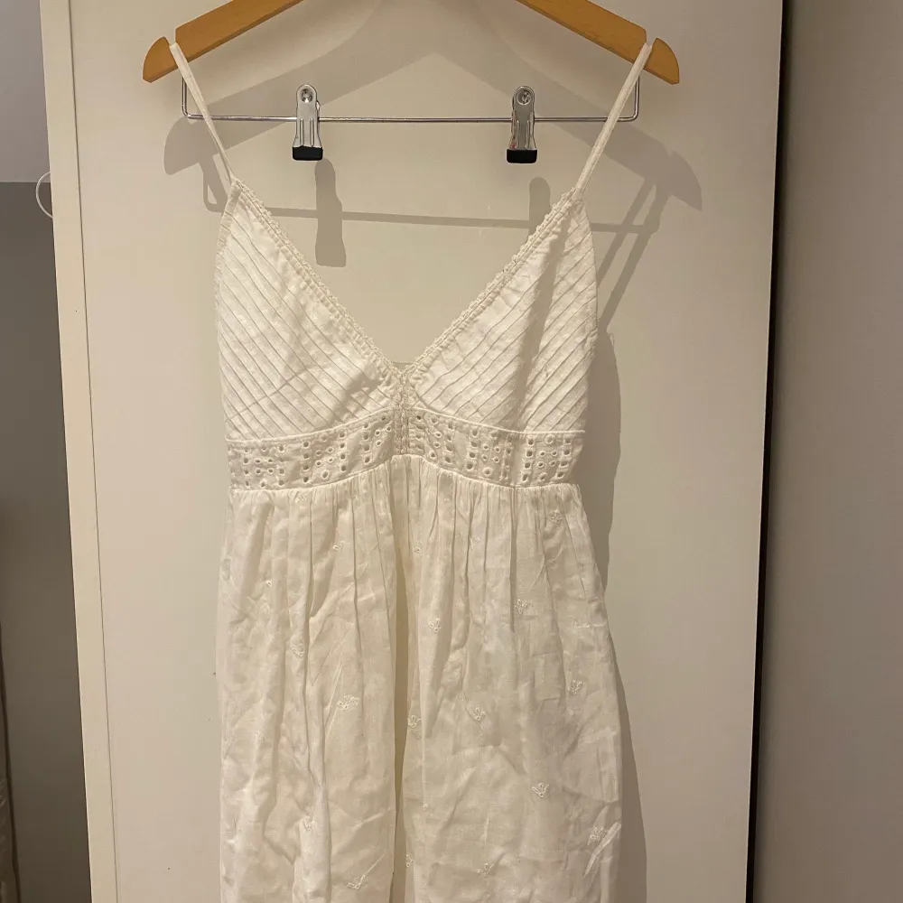 Fin vit klänning från Pull & Bear. Aldrig använt och lappen kvar.  Storlek S  . Klänningar.