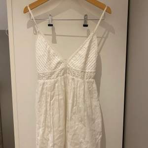 Fin vit klänning från Pull & Bear. Aldrig använt och lappen kvar.  Storlek S  
