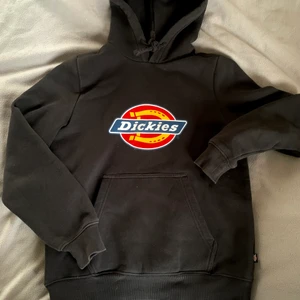 Dickies hoodie typ nu skick!  - Säljer pga andvänder inte. Mjuk och skön. Stretchig. Tvättad några gånger. Nyskick. Tvättas innan